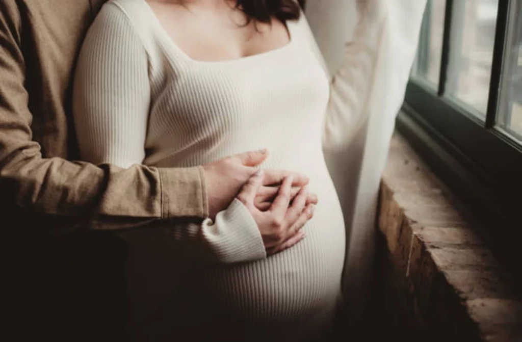 Séance d’haptonomie prénatale à Cugnaux près de Toulouse, découvrir à quoi s’attendre et comment créer du lien avec bébé