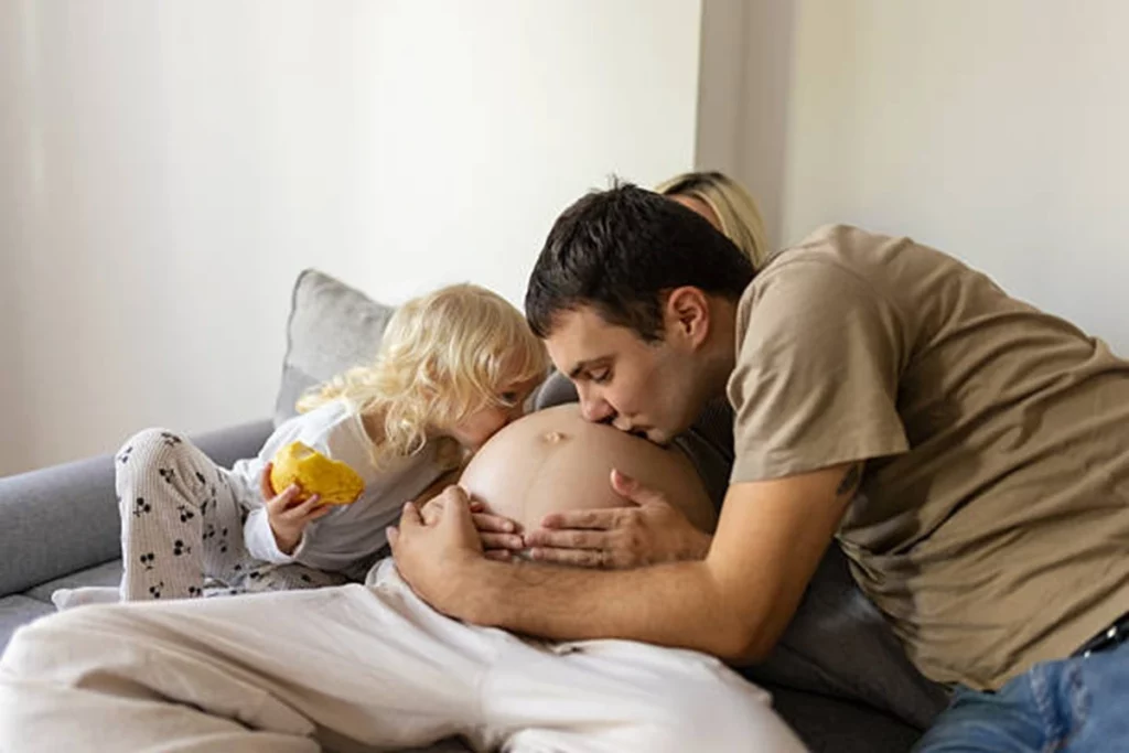Séance fratrie en haptonomie à Cugnaux près de Toulouse, moment unique de lien pour l’aîné avec le bébé