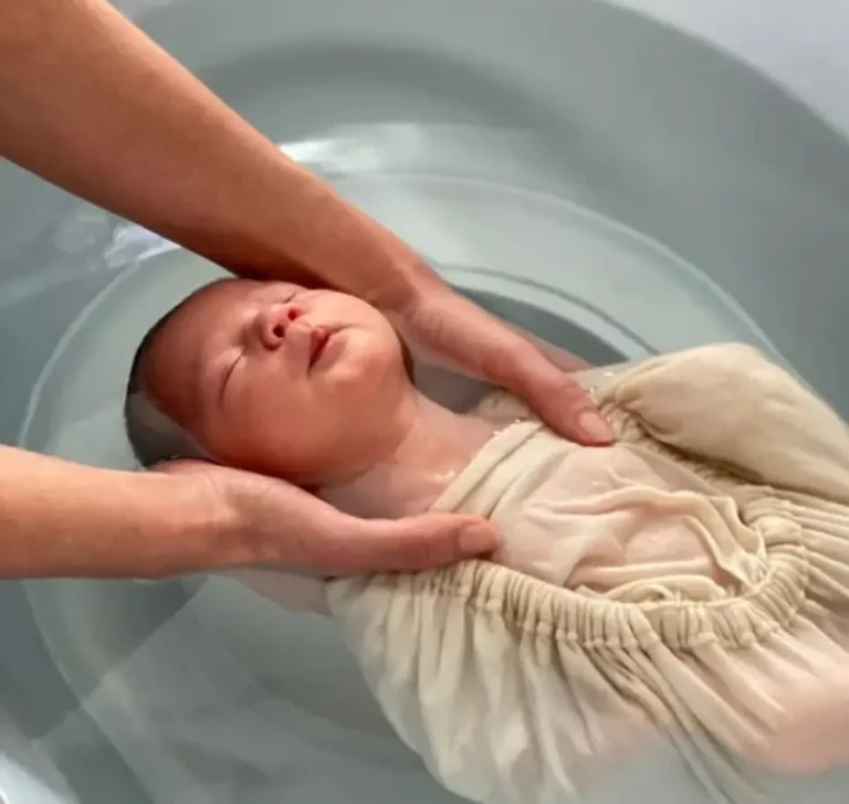 Bain sensoriel bébé à domicile à Toulouse et Cugnaux, moment de douceur et de lien parent-bébé.