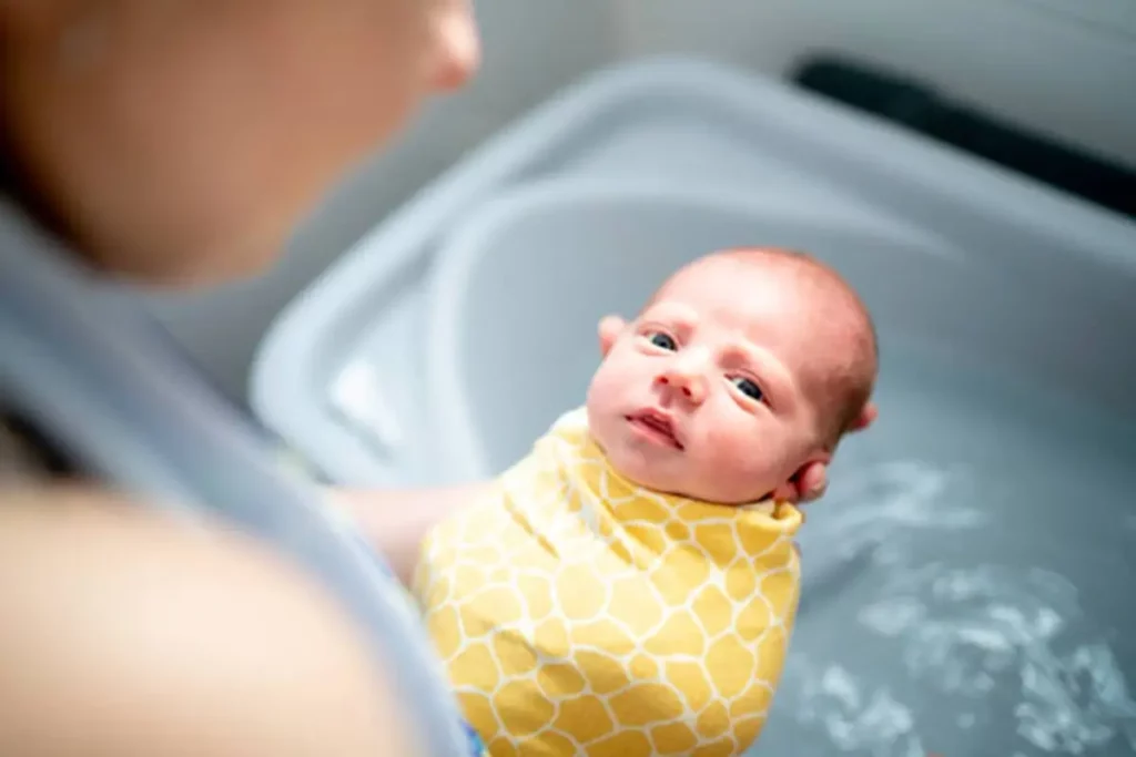 Bain sensoriel bébé à Cugnaux près de Toulouse, expérience d’apaisement dans l’eau pour renforcer le lien parent-enfant