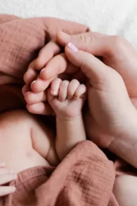 Séance d’haptonomie prénatale à Cugnaux, échange tendre entre futurs parents et bébé