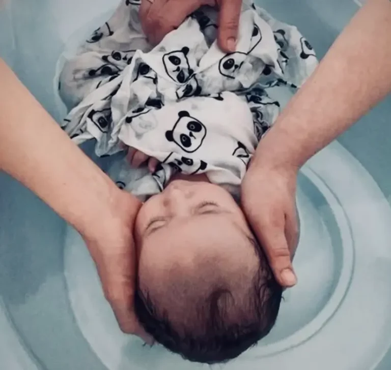 Rituel du bain sensoriel bébé à domicile à Toulouse, moment de tendresse et de détente.